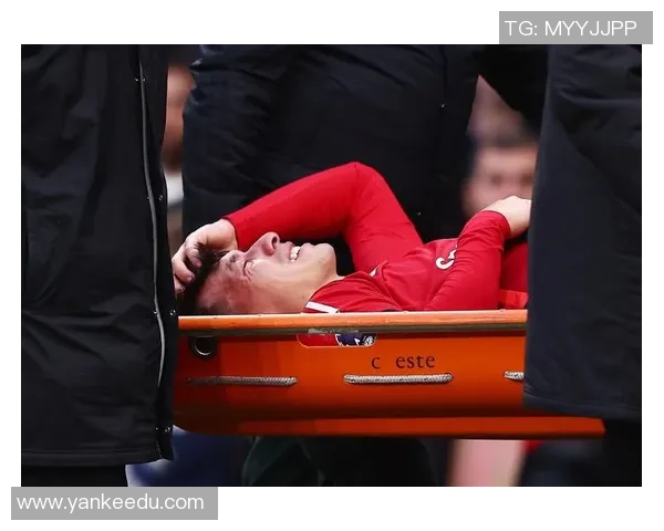 足球明星前交叉韧带受伤的原因与康复之路解析 足球明星前交叉韧带受伤的原因与康复之路解析